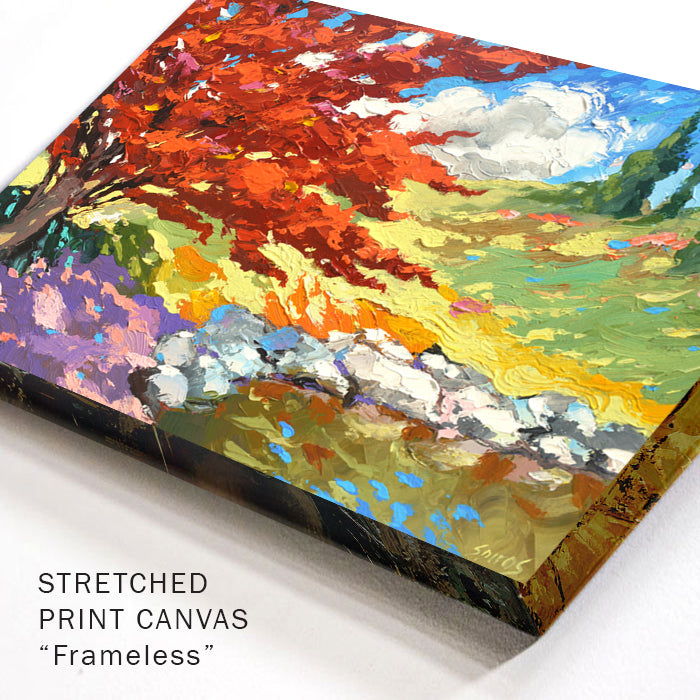 Árbol rojo cerca del estanque.