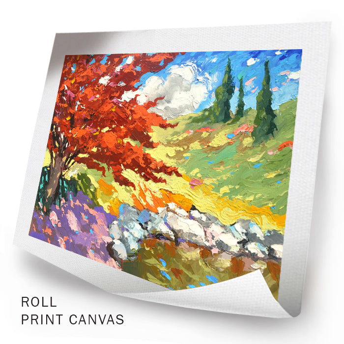 Árbol rojo cerca del estanque.