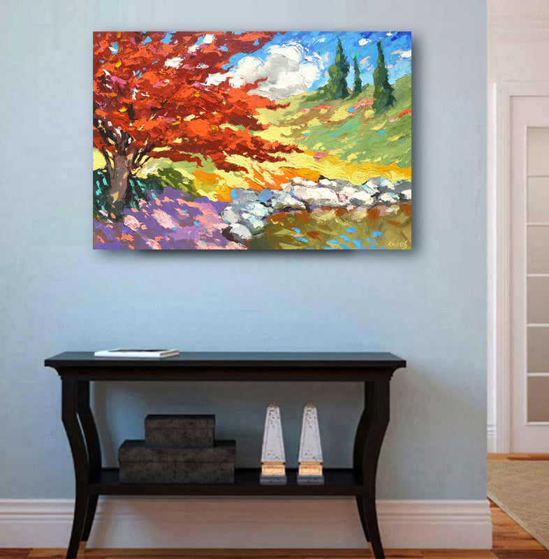 Árbol rojo cerca del estanque.